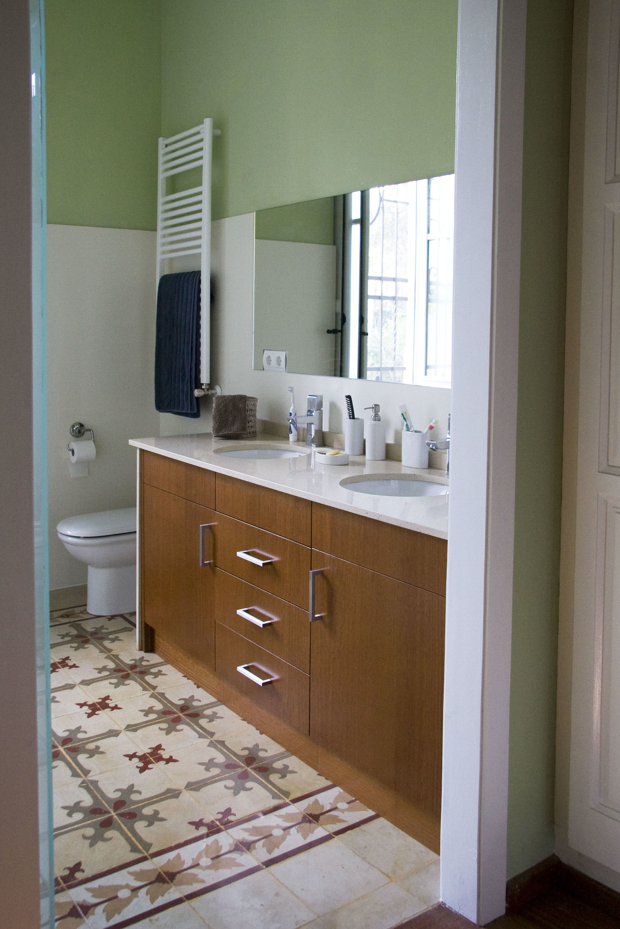 Baño con pavimento hidráulico recuperado; mueble a medida en roble tintado, la encimera de silestone. Baño con pavimento hidráulico recuperado; mueble a medida en roble tintado, la encimera de silestone.