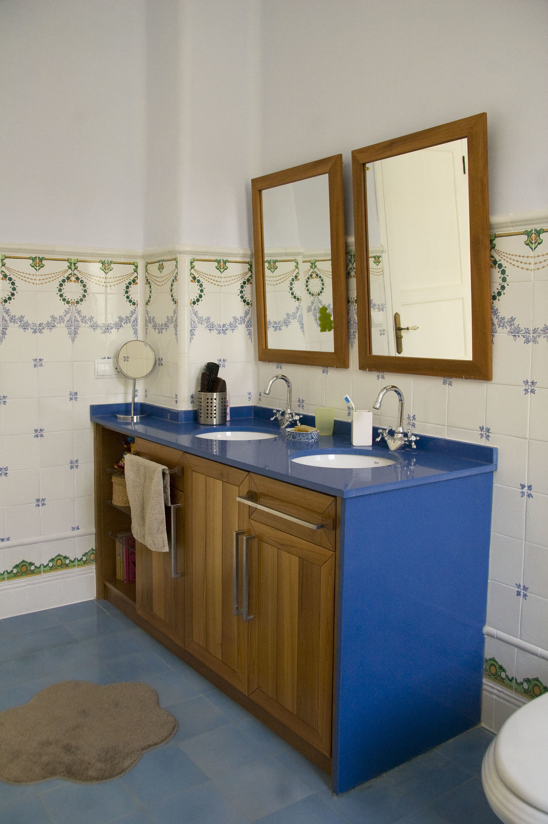 En este baño se ha recuperado el alicatado y se ha colocado pavimento hidraúlico. El mueble se ha fabricado a medida, en roble tintado; la encimera de silestone. En este baño se ha recuperado el alicatado y se ha colocado pavimento hidraúlico. El mueble se ha fabricado a medida, en roble tintado; la encimera de silestone.