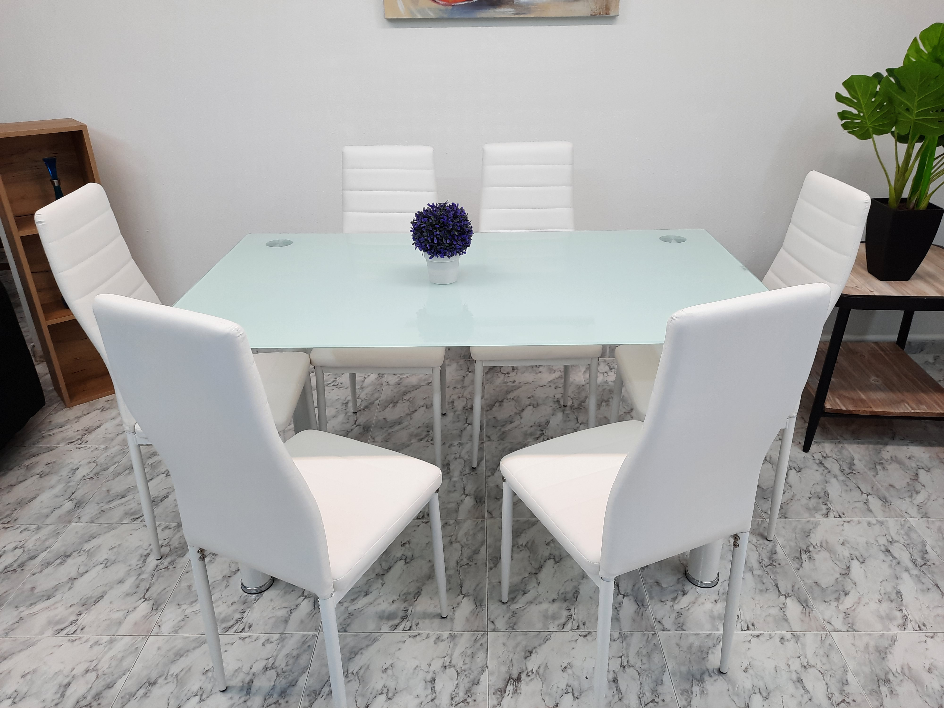 Mesa de cristal y sillas tapizadas color blanco: Servicios de Remar Gandía Mesa de cristal y sillas tapizadas color blanco: Servicios de Remar Gandía