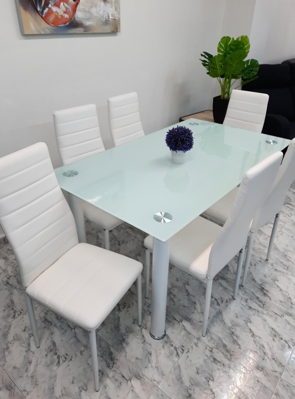 Mesa de cristal y sillas tapizadas color blanco: Servicios de Remar Gandía Mesa de cristal y sillas tapizadas color blanco: Servicios de Remar Gandía