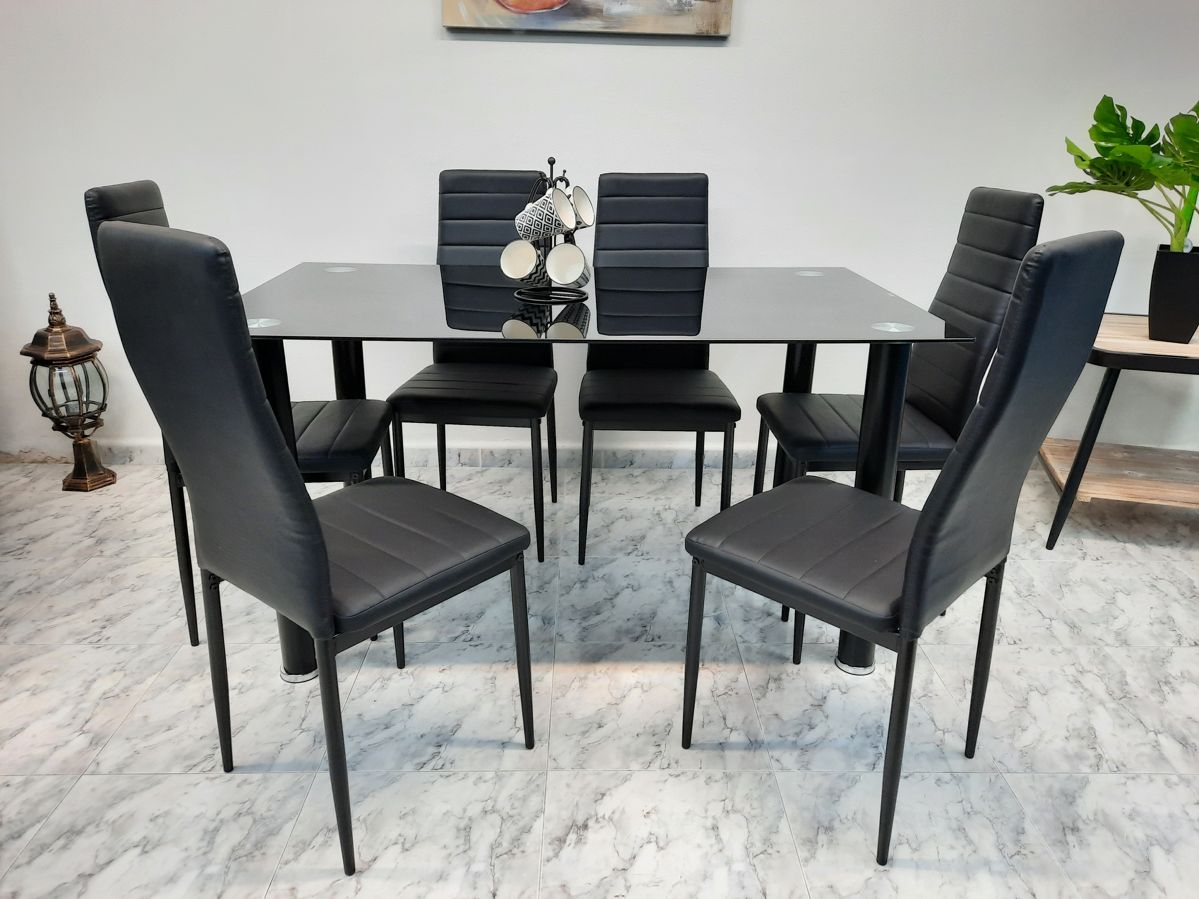 Mesa cristal y sillas tapizadas color negro: Servicios de Remar Gandía Mesa cristal y sillas tapizadas color negro: Servicios de Remar Gandía