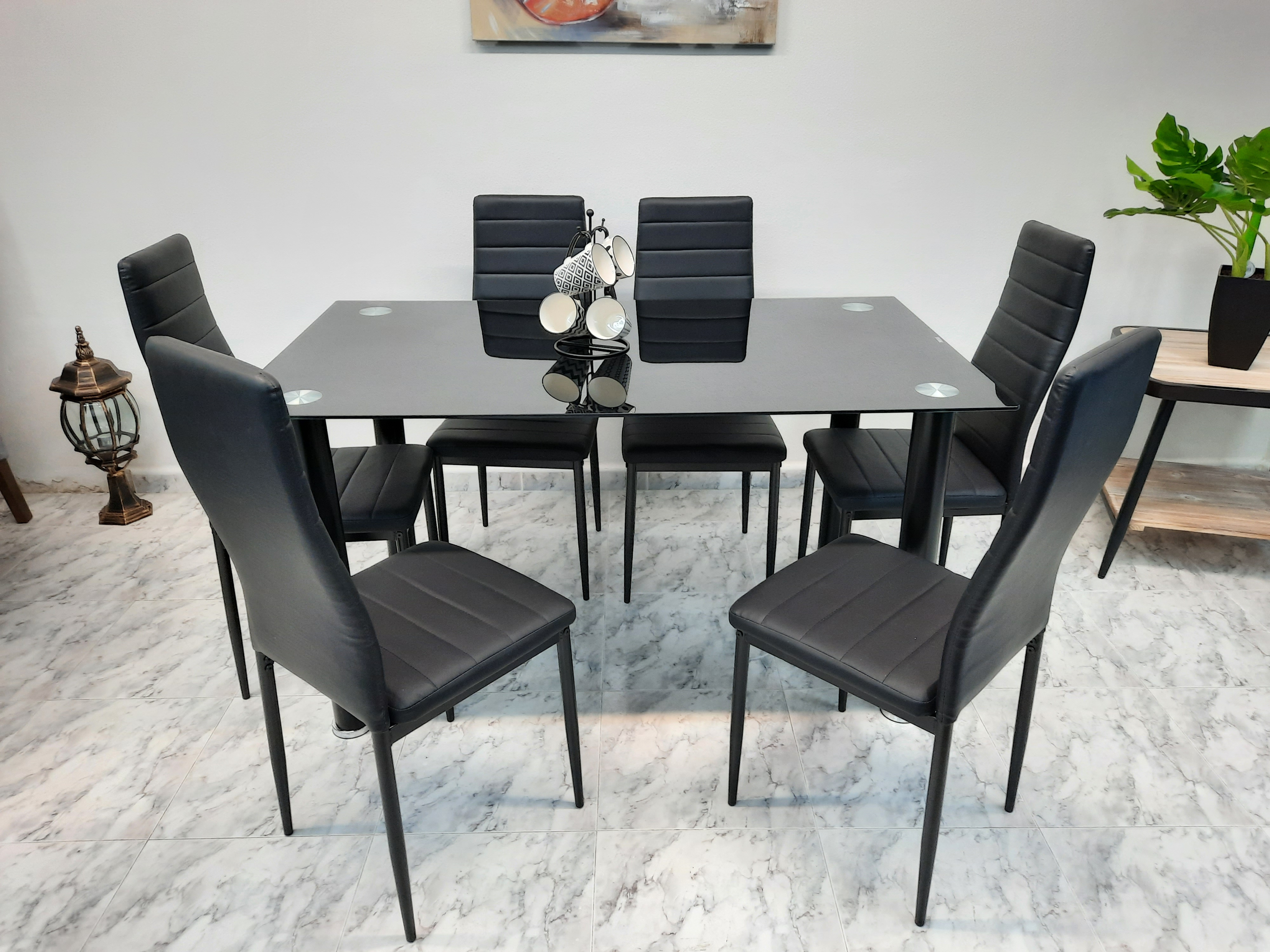 Mesa cristal y sillas tapizadas color negro: Servicios de Remar Gandía Mesa cristal y sillas tapizadas color negro: Servicios de Remar Gandía