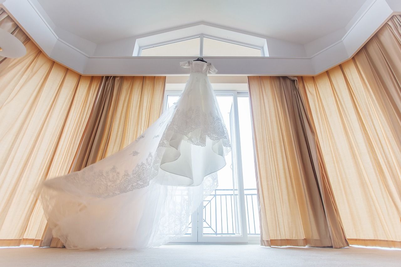 Limpieza de vestidos de fiesta y ceremonia: Servicios de TOQUE Y RETOQUE Limpieza de vestidos de fiesta y ceremonia: Servicios de TOQUE Y RETOQUE