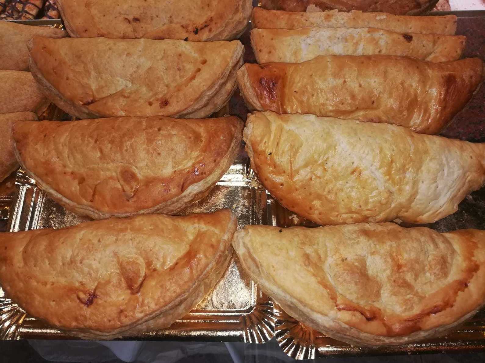 Empanadillas de hojaldre rellenas de atún, jamon y queso, bacon y queso, pollo, ternera, chorizo ó morcilla. Empanadillas de hojaldre rellenas de atún, jamon y queso, bacon y queso, pollo, ternera, chorizo ó morcilla.