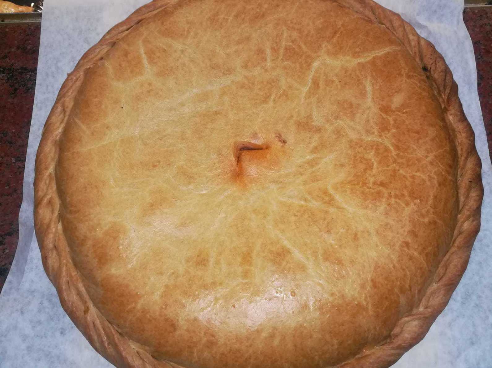 Empanada de masa de pan de atún. Empanada de masa de pan de atún.