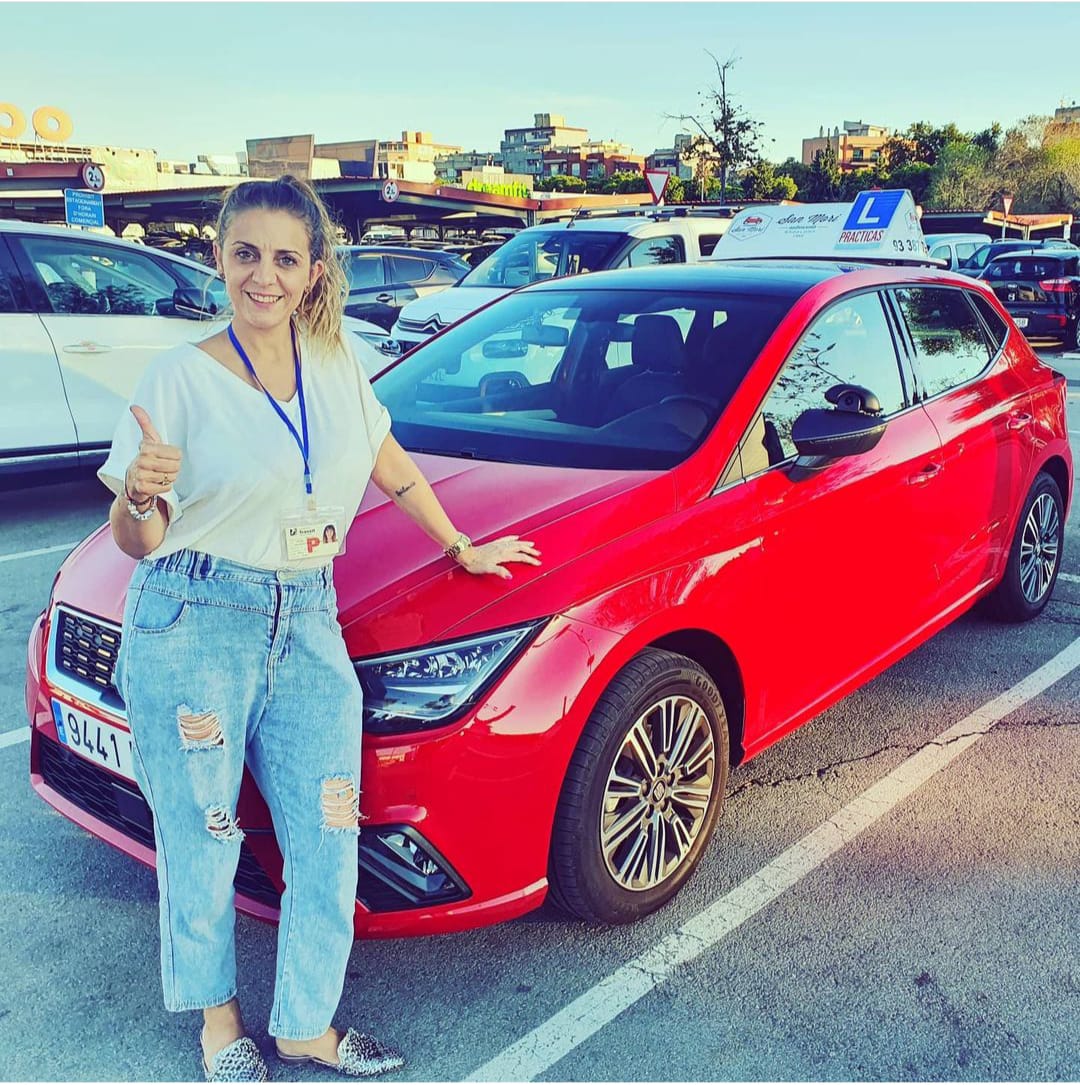 Si te toca con Montse en las prácticas, tendrás el lujo de conducir este modelo. Si te toca con Montse en las prácticas, tendrás el lujo de conducir este modelo.