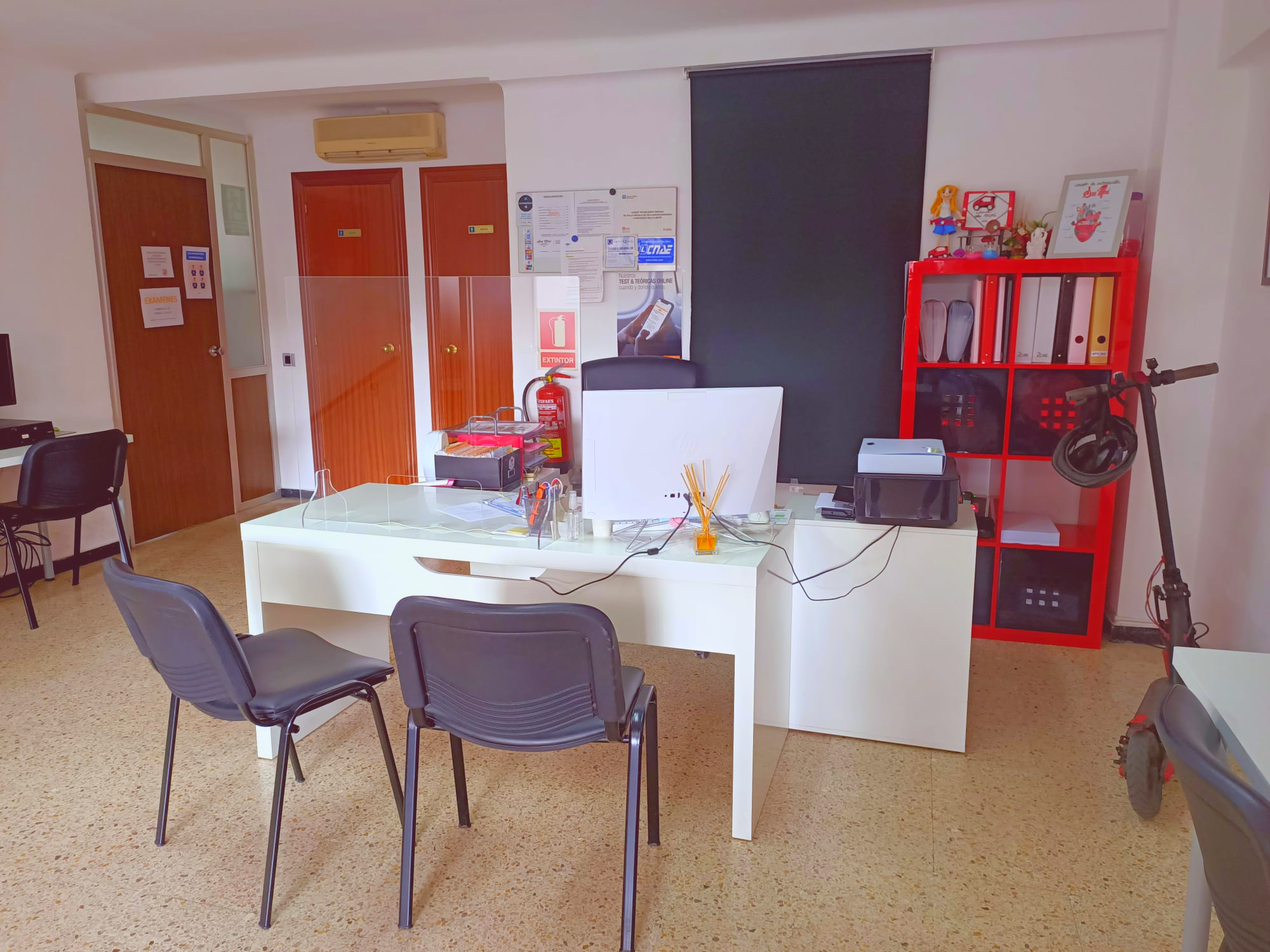 RECEPCIÓN Y ORDENADORES: ¿Qué podemos ofrecerte? de AUTOESCUELA SAN MORI RECEPCIÓN Y ORDENADORES: ¿Qué podemos ofrecerte? de AUTOESCUELA SAN MORI