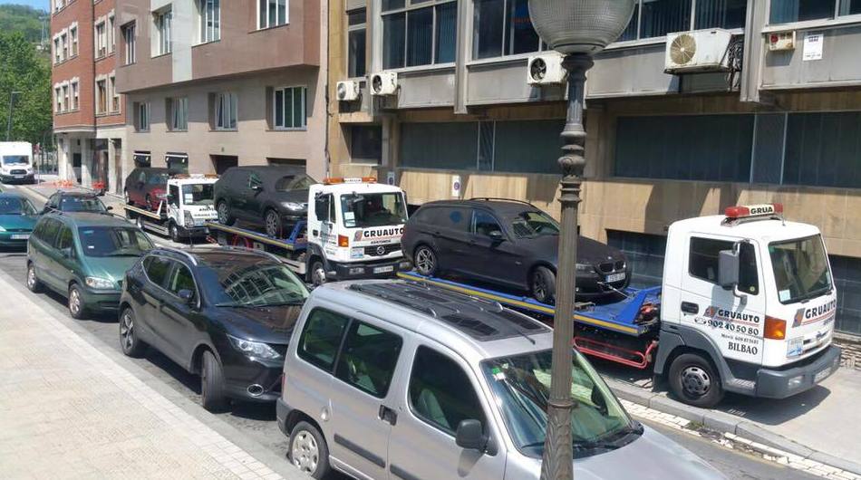 Gruas plataforma asistiendo a turismos en Bilbao Gruas plataforma asistiendo a turismos en Bilbao