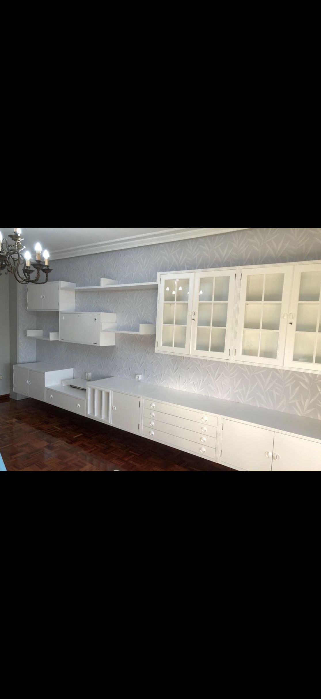 Mueble restaurado y barnizado en color blanco