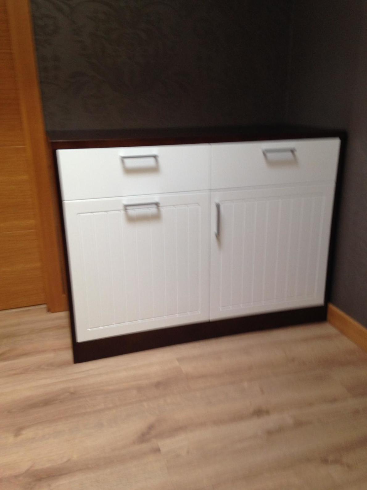 Mueble plancha acabado en laca blanca y barniz nogal 