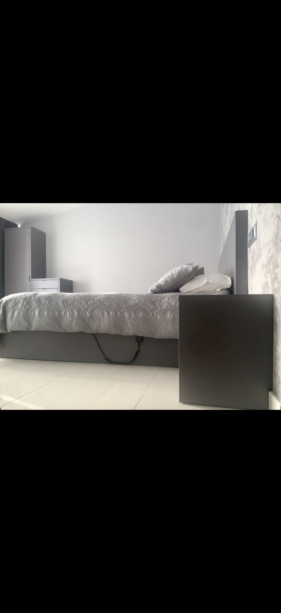 Dormitorio realizado en DM hidrofugo lacado en color gris 