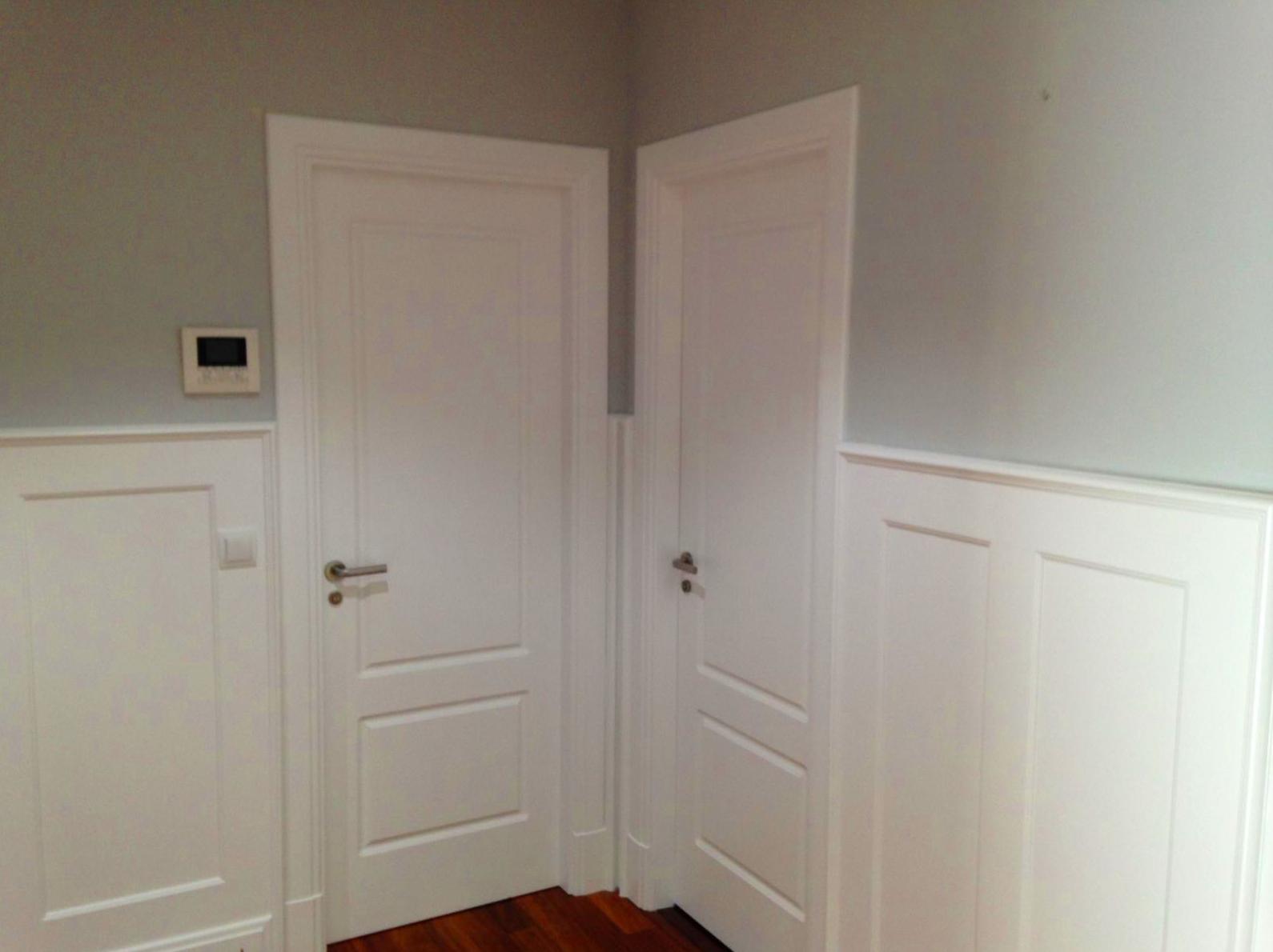 Puertas de paso y zócalos altos lacados en color blanco 