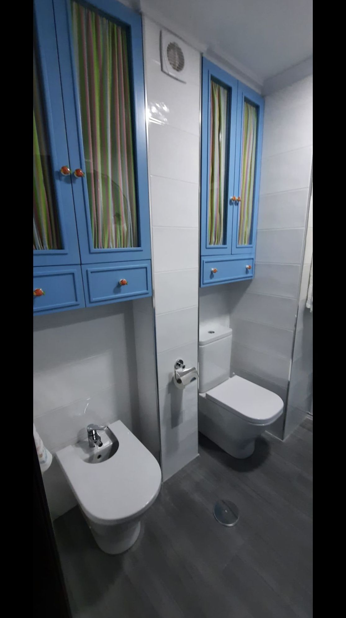 Muebles baño de colgar lacados en color azul 