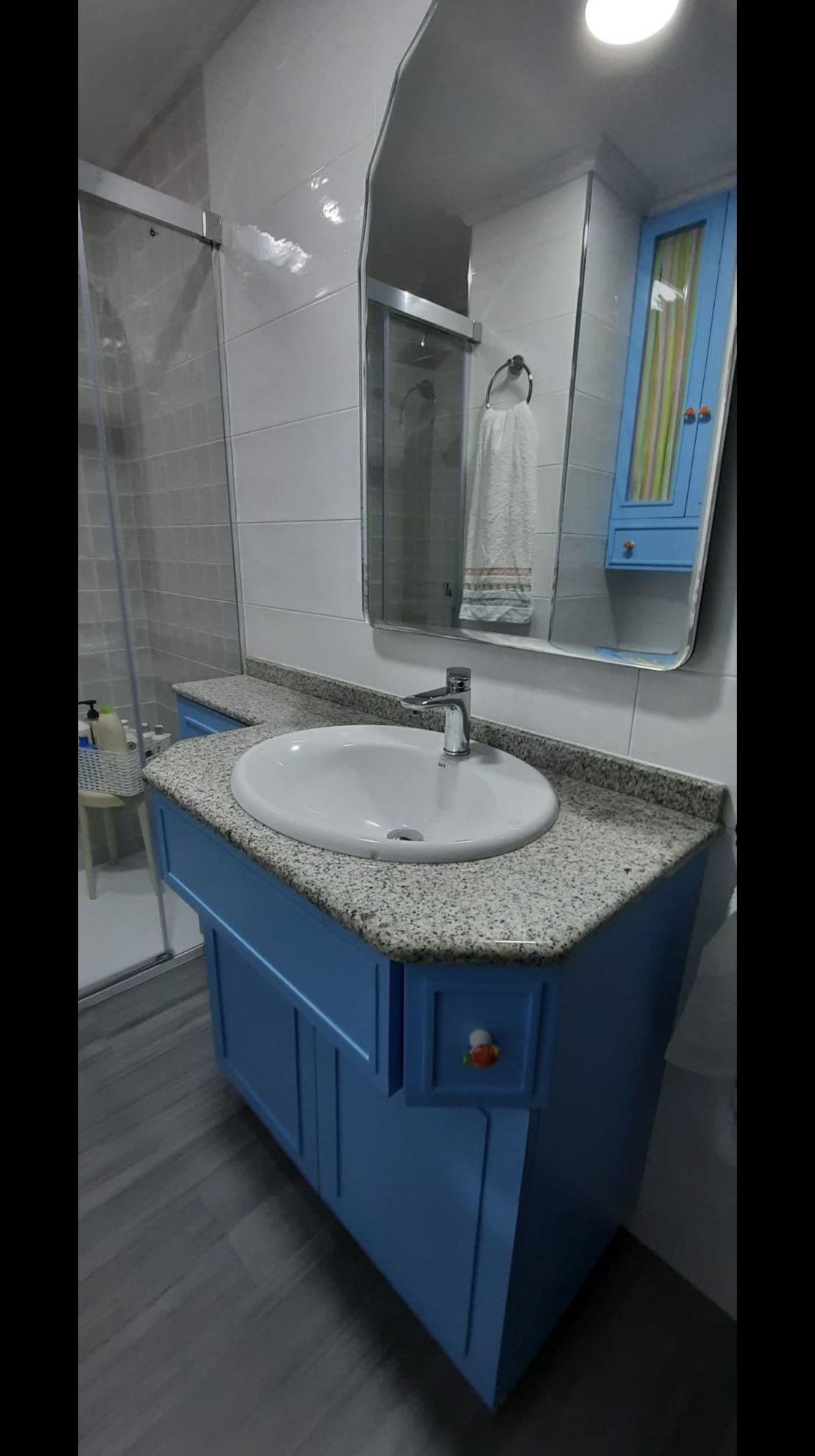 Mueble de baño lacado en color azul