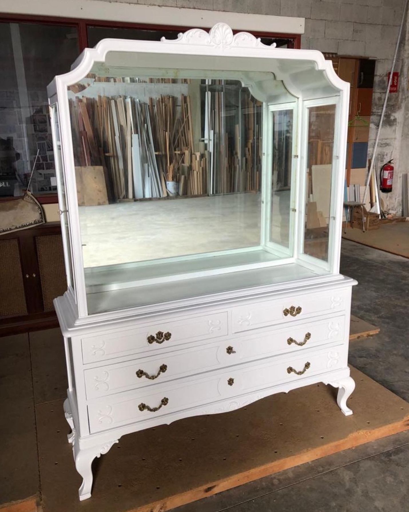 Antiguo mueble a medida restaurado y lacado