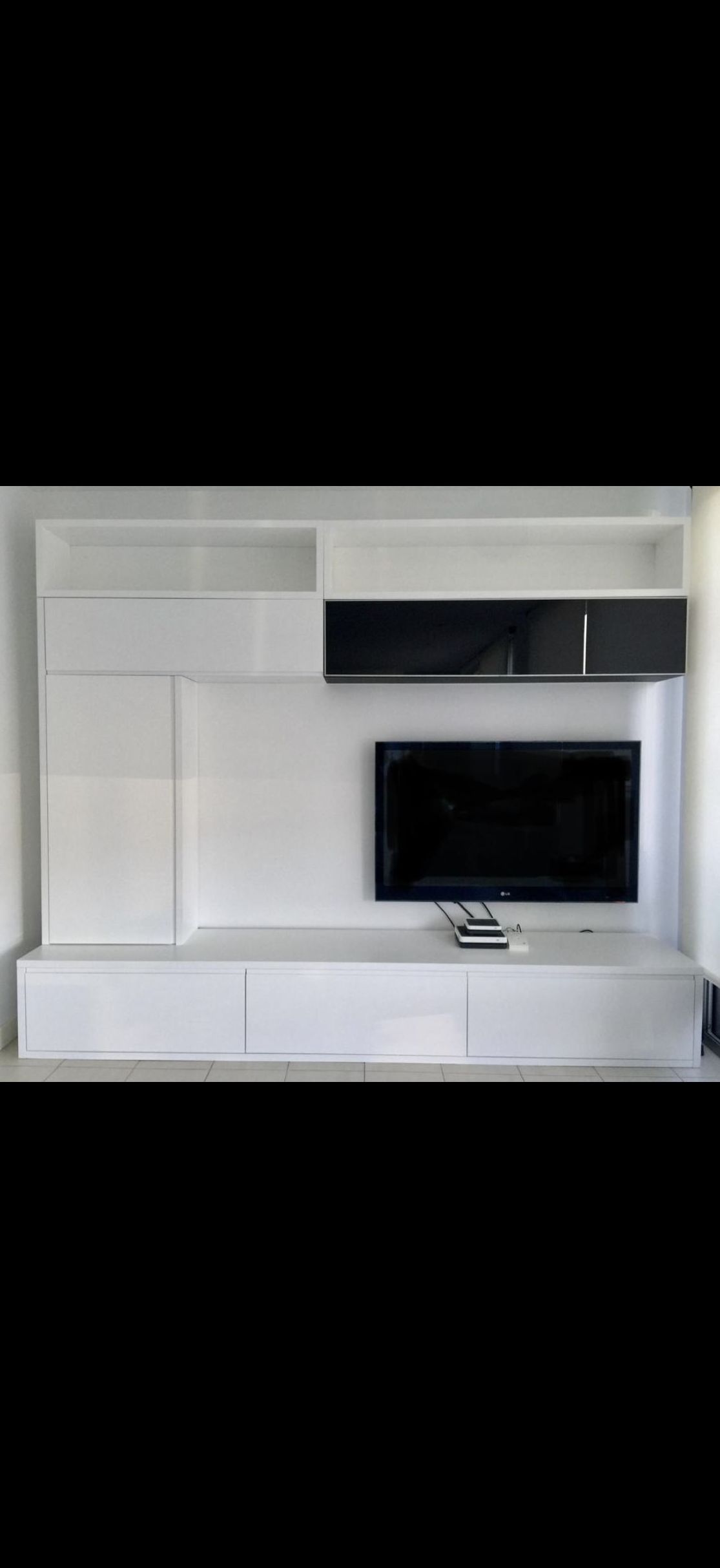 Mueble salón realizado en DM hidrofugo,lacado en color blanco