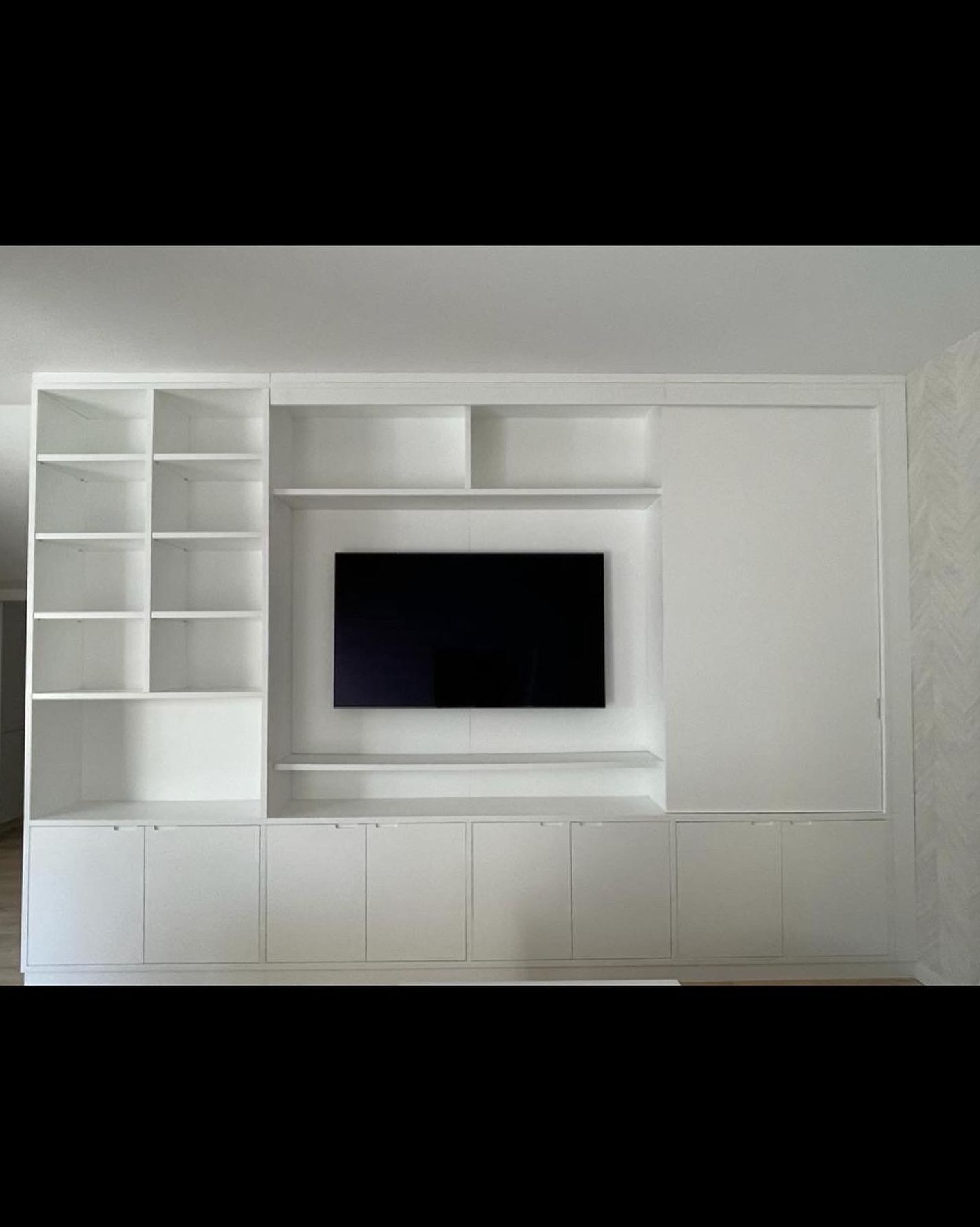 Mueble de salón terminado y lacado en color blanco 