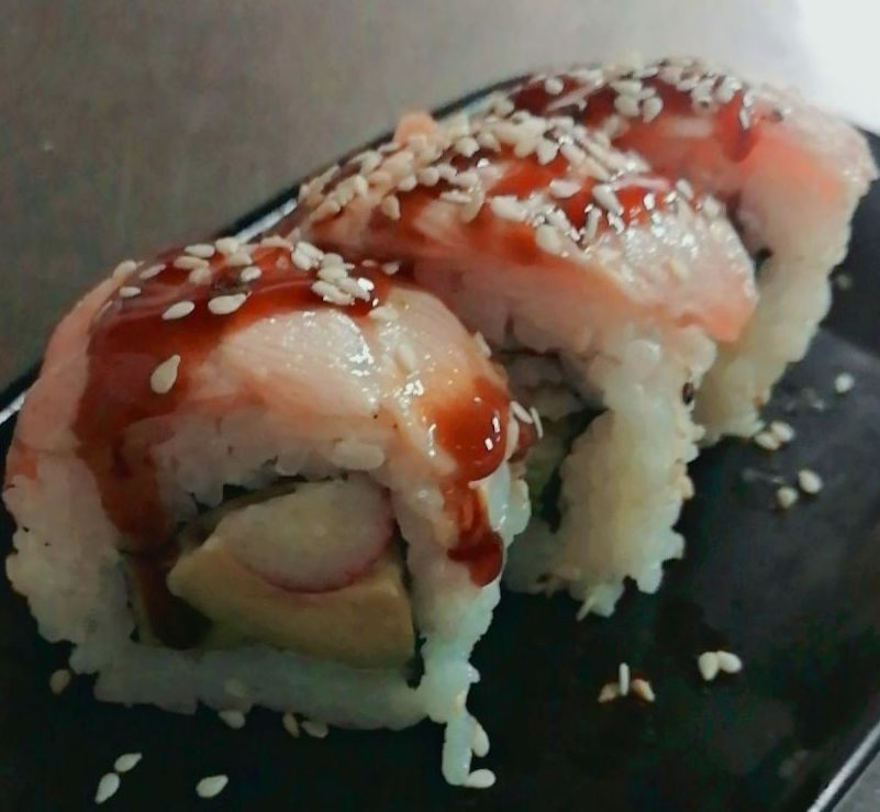 123.URAMAKI CALIFORNIA CON SALMON FLAMEADO: Carta y menús de Yoshino 123.URAMAKI CALIFORNIA CON SALMON FLAMEADO: Carta y menús de Yoshino