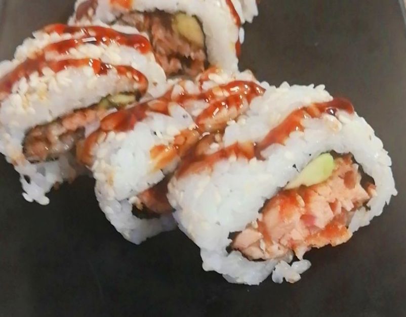 125.URAMAKI RELLENO DE SALMON REBOZADO Y AGUACATE CON SALSA TERIYAKI 5 Piez: Carta y menús de Yoshino 125.URAMAKI RELLENO DE SALMON REBOZADO Y AGUACATE CON SALSA TERIYAKI 5 Piez: Carta y menús de Yoshino