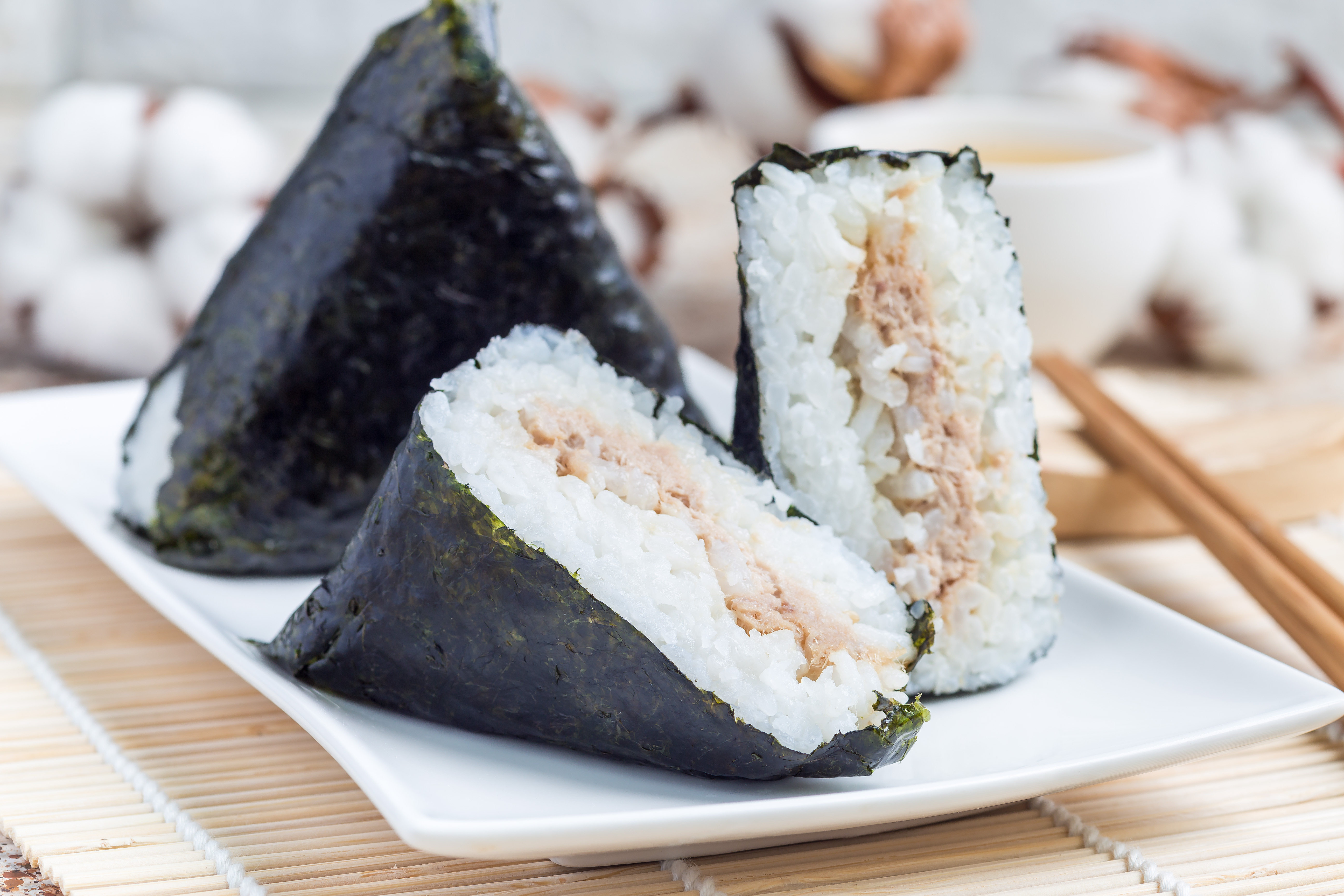 130.Oniguiri relleno de pollo rebozado 2 Piezas: Carta y menús de Yoshino 130.Oniguiri relleno de pollo rebozado 2 Piezas: Carta y menús de Yoshino