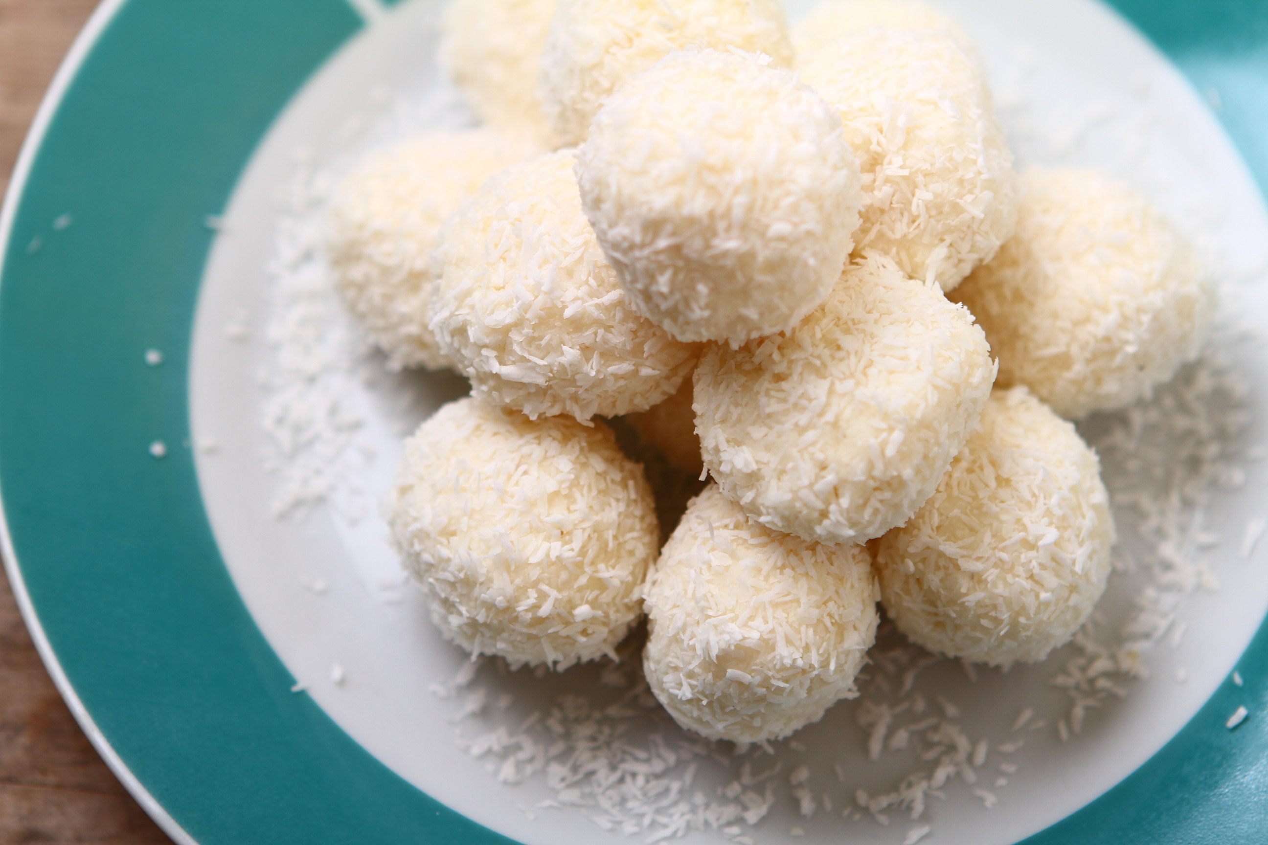 Postre:bola de coco relleno de crema de cacahuete al vapor (2 piezas): Carta y menús de Yoshino Postre:bola de coco relleno de crema de cacahuete al vapor (2 piezas): Carta y menús de Yoshino