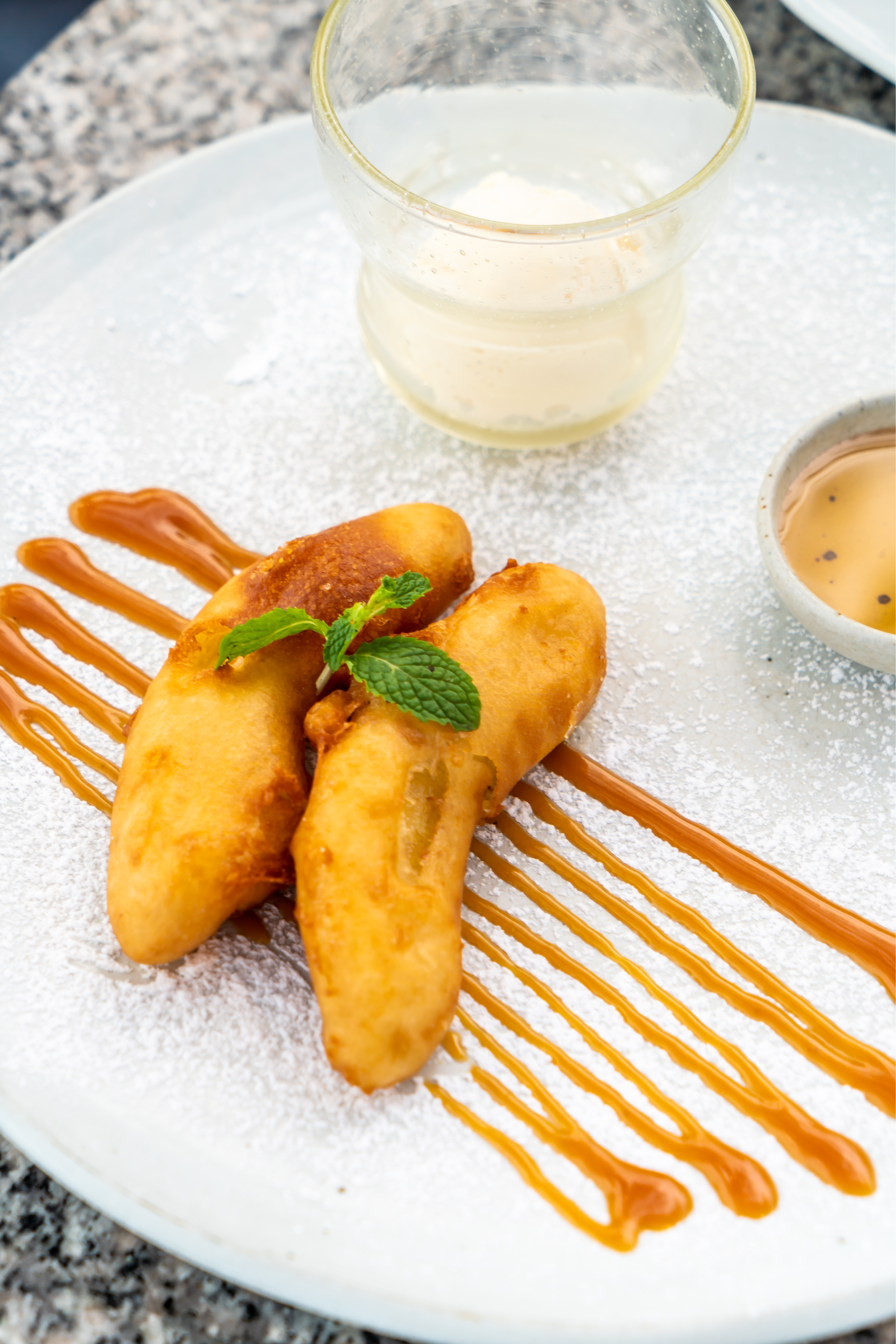 Postre: Plátano frito con miel o nata: Carta y menús de Yoshino Postre: Plátano frito con miel o nata: Carta y menús de Yoshino