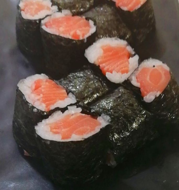 107.MAKI DE SALMON 6 Piezas: Carta y menús de Yoshino 107.MAKI DE SALMON 6 Piezas: Carta y menús de Yoshino