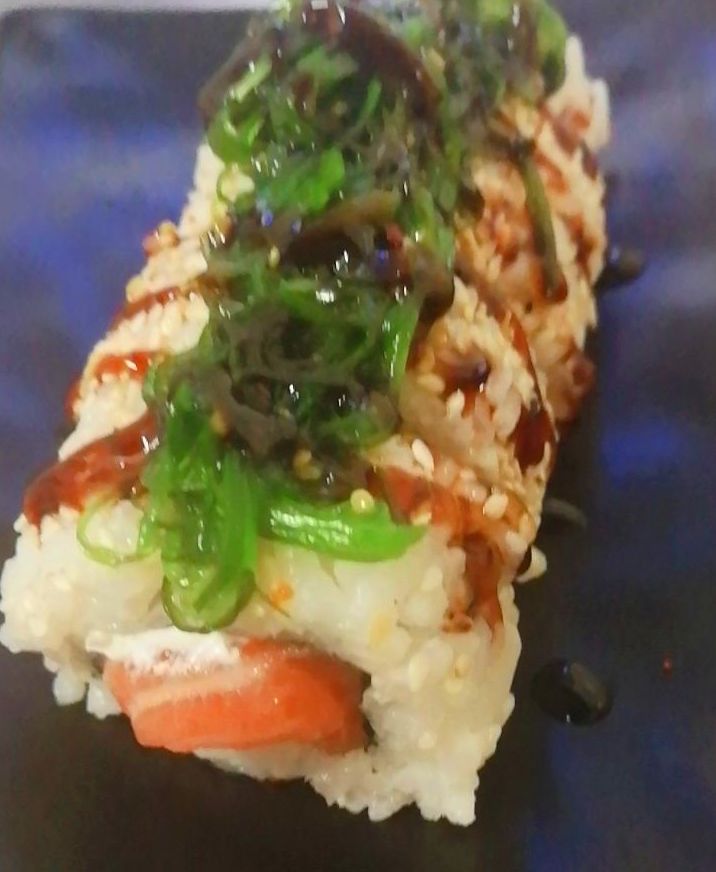 127.URAMAKI RELLENO DE SALMON CON WAKEME 5 Piezas: Carta y menús de Yoshino 127.URAMAKI RELLENO DE SALMON CON WAKEME 5 Piezas: Carta y menús de Yoshino