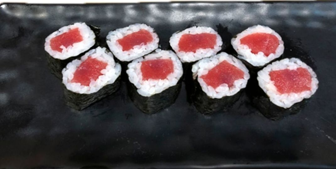 108.Maki de atún 6 Piezas: Carta y menús de Yoshino 108.Maki de atún 6 Piezas: Carta y menús de Yoshino