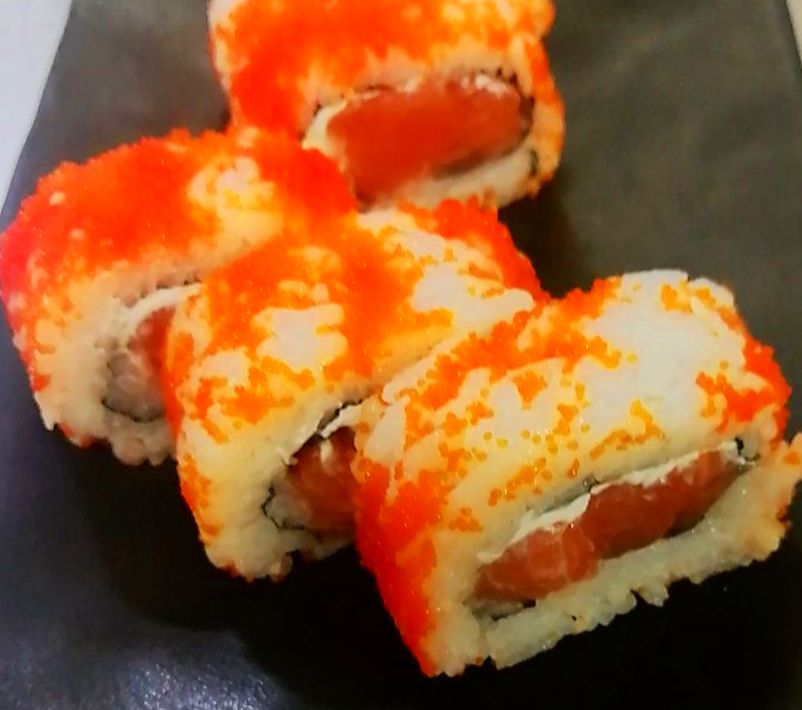 119.URAMAKI CON MASAGO RELLENO DE SALMON 5 Piezas: Carta y menús de Yoshino 119.URAMAKI CON MASAGO RELLENO DE SALMON 5 Piezas: Carta y menús de Yoshino