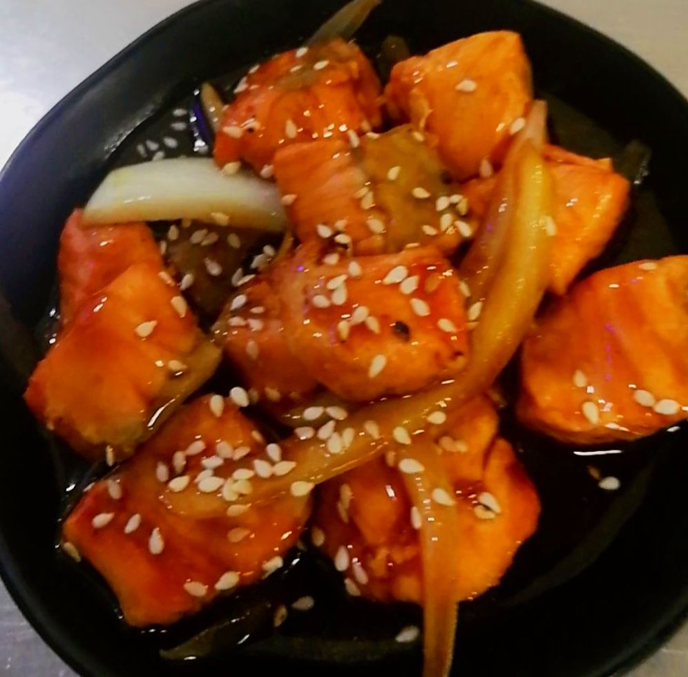 92.Salmón con salsa de la casa: Carta y menús de Yoshino 92.Salmón con salsa de la casa: Carta y menús de Yoshino