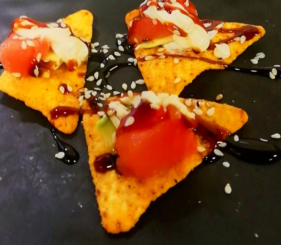 135.NACHOS CON SALMON Y AGUACATE 3 Piezas: Carta y menús de Yoshino 135.NACHOS CON SALMON Y AGUACATE 3 Piezas: Carta y menús de Yoshino