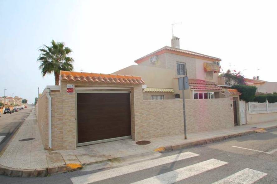 REF : 033/001/B1 VENTA DE VIVIENDA: Servicios y Ventas de Administración de Fincas Mayte Gil García REF : 033/001/B1 VENTA DE VIVIENDA: Servicios y Ventas de Administración de Fincas Mayte Gil García