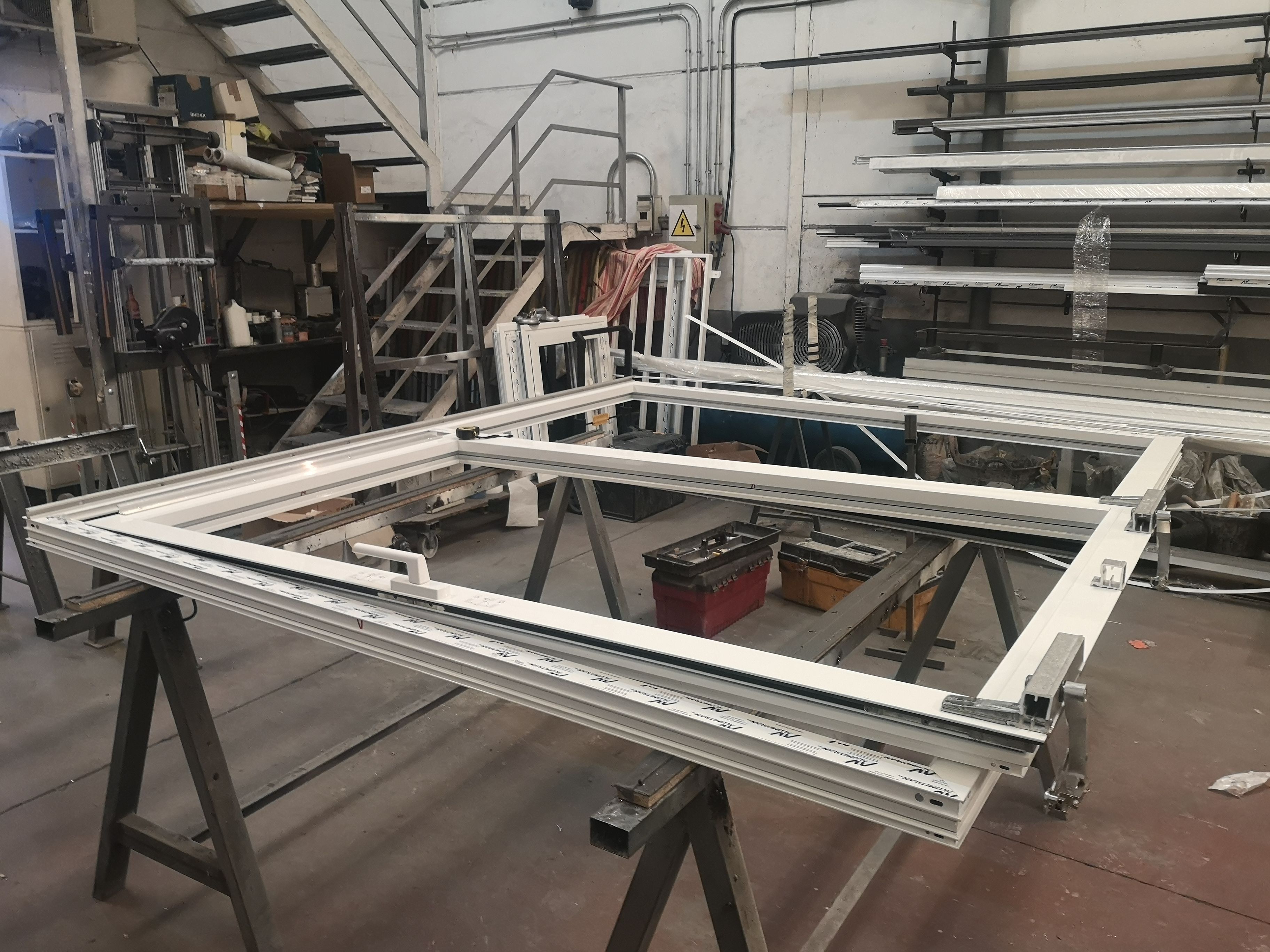 Fabricación e instalación de puertas osciloparalelas.: de Cerrajería Vefergal Fabricación e instalación de puertas osciloparalelas.: de Cerrajería Vefergal