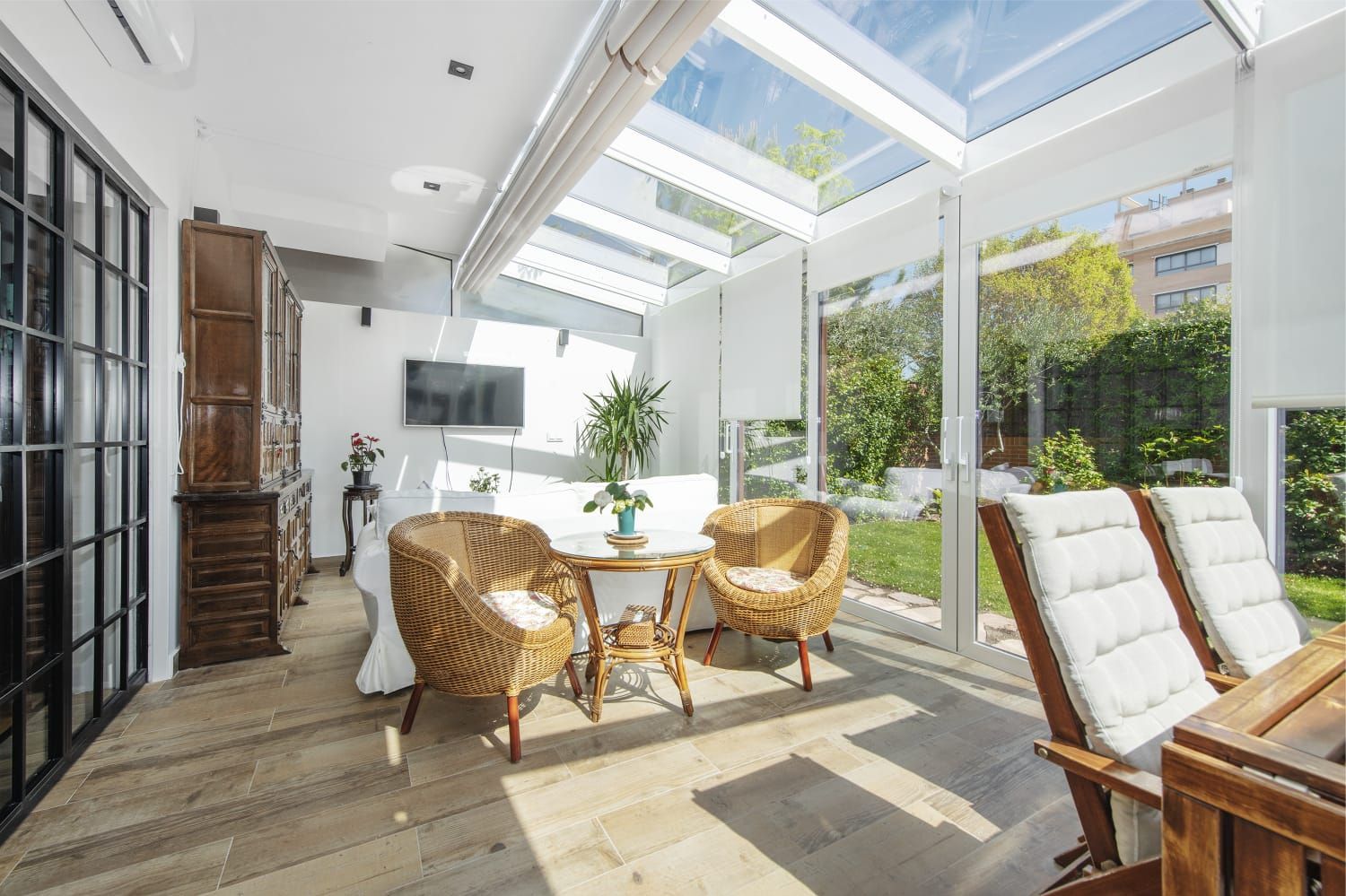 Cerramiento de aluminio y techo de cristal con puertas correderas elevables Cerramiento de aluminio y techo de cristal con puertas correderas elevables