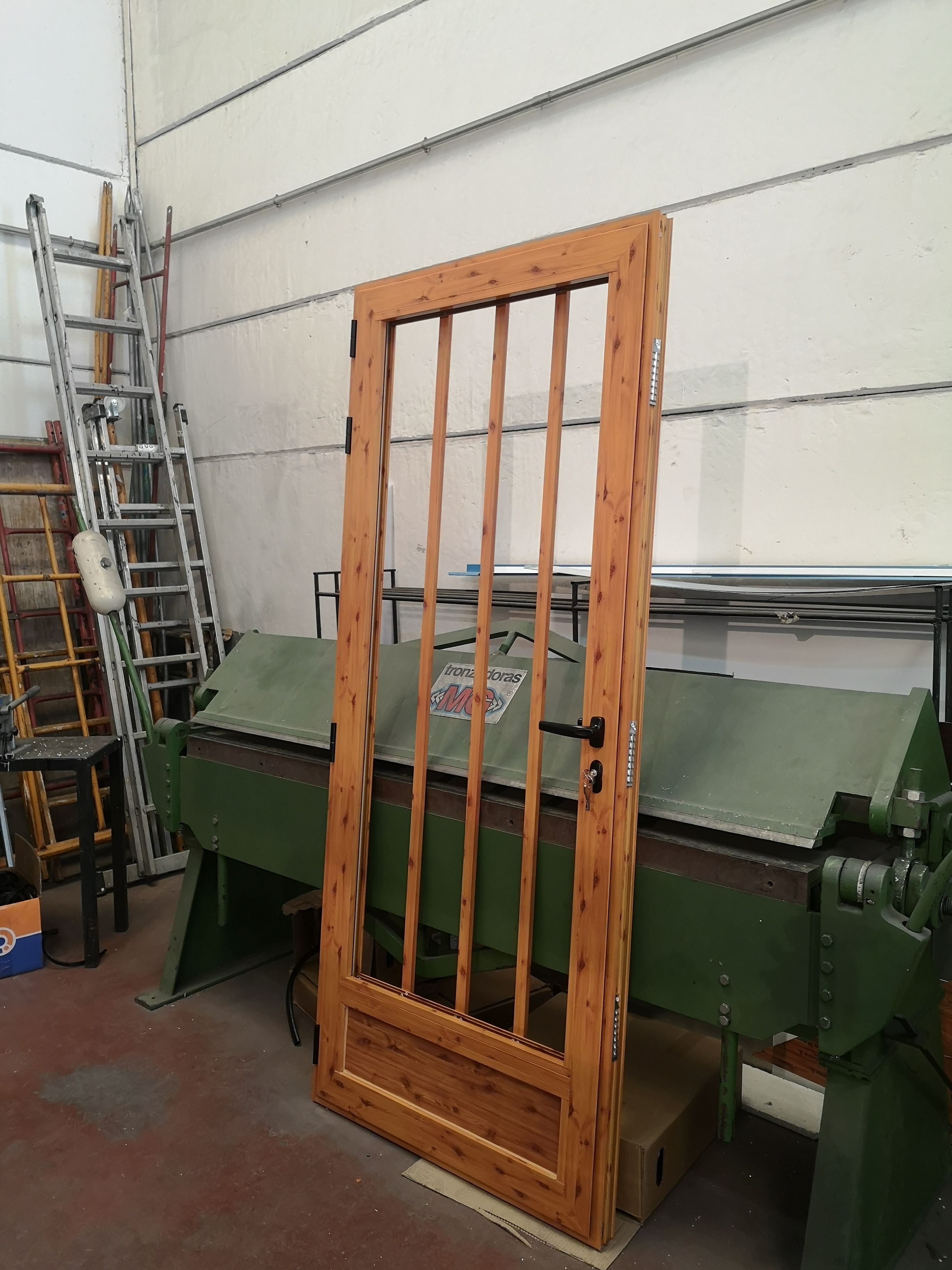 Puerta imitación madera de R. P. T de 60mm, en diferentes acabados, diseños y perfilerias. Puerta imitación madera de R. P. T de 60mm, en diferentes acabados, diseños y perfilerias.