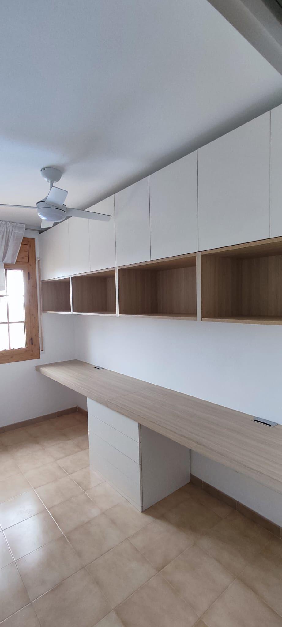 Escritorio con librería a medida en color roble y blanco: Servicios de Fustería Solé Escritorio con librería a medida en color roble y blanco: Servicios de Fustería Solé