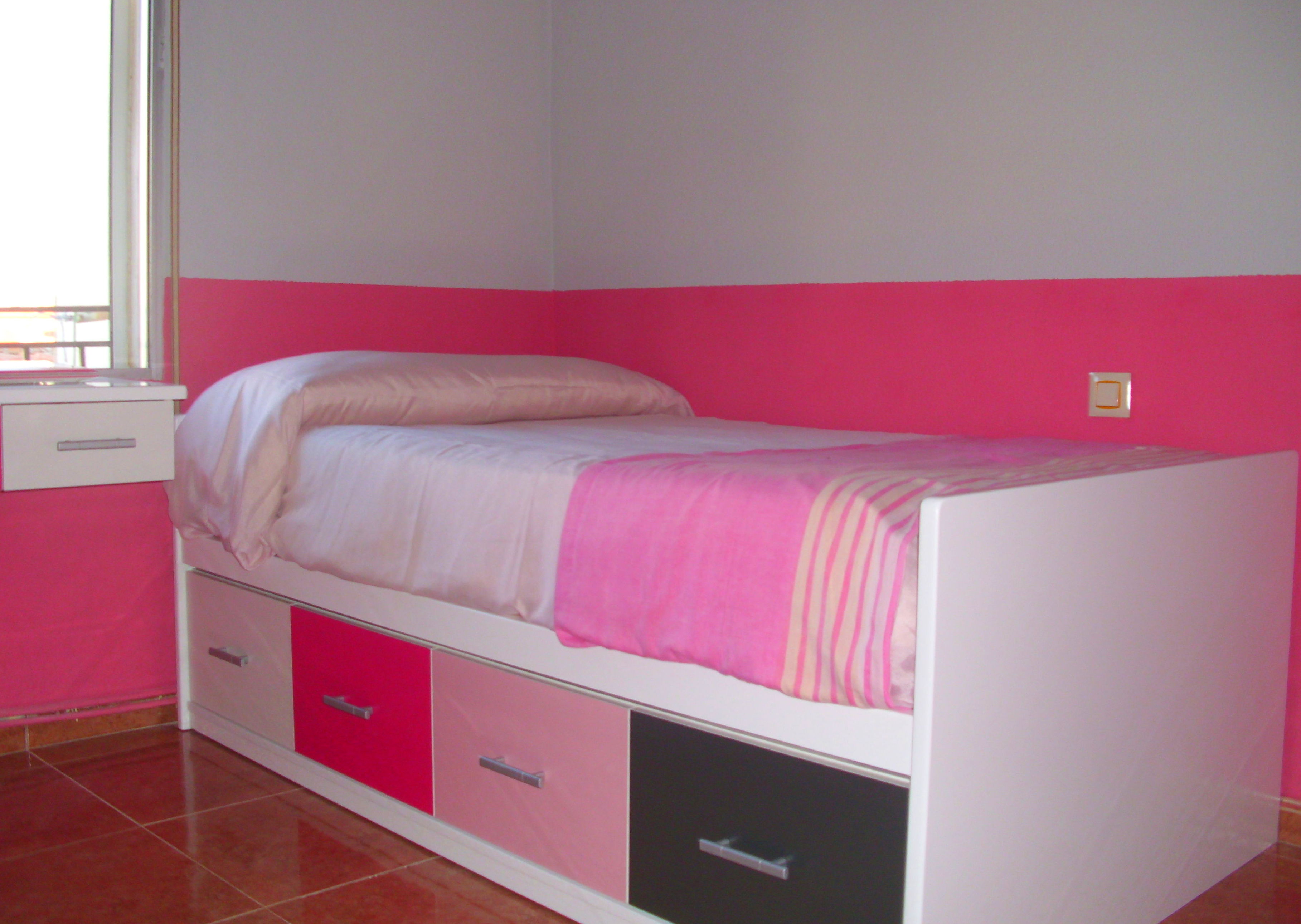 Cama y colchón con cajones de gran capacidad. Cama y colchón con cajones de gran capacidad.