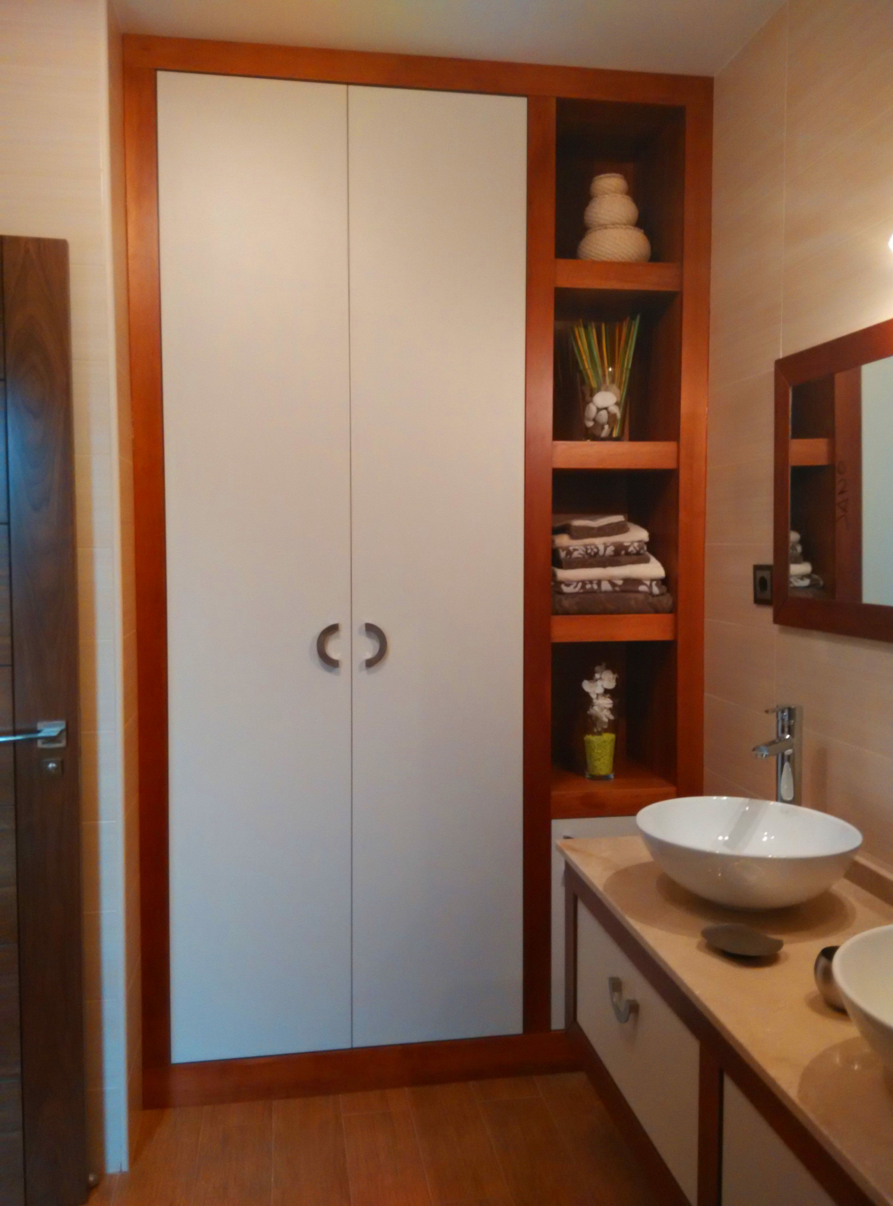 Muebles de baño combinados en cerezo y blanco cuero