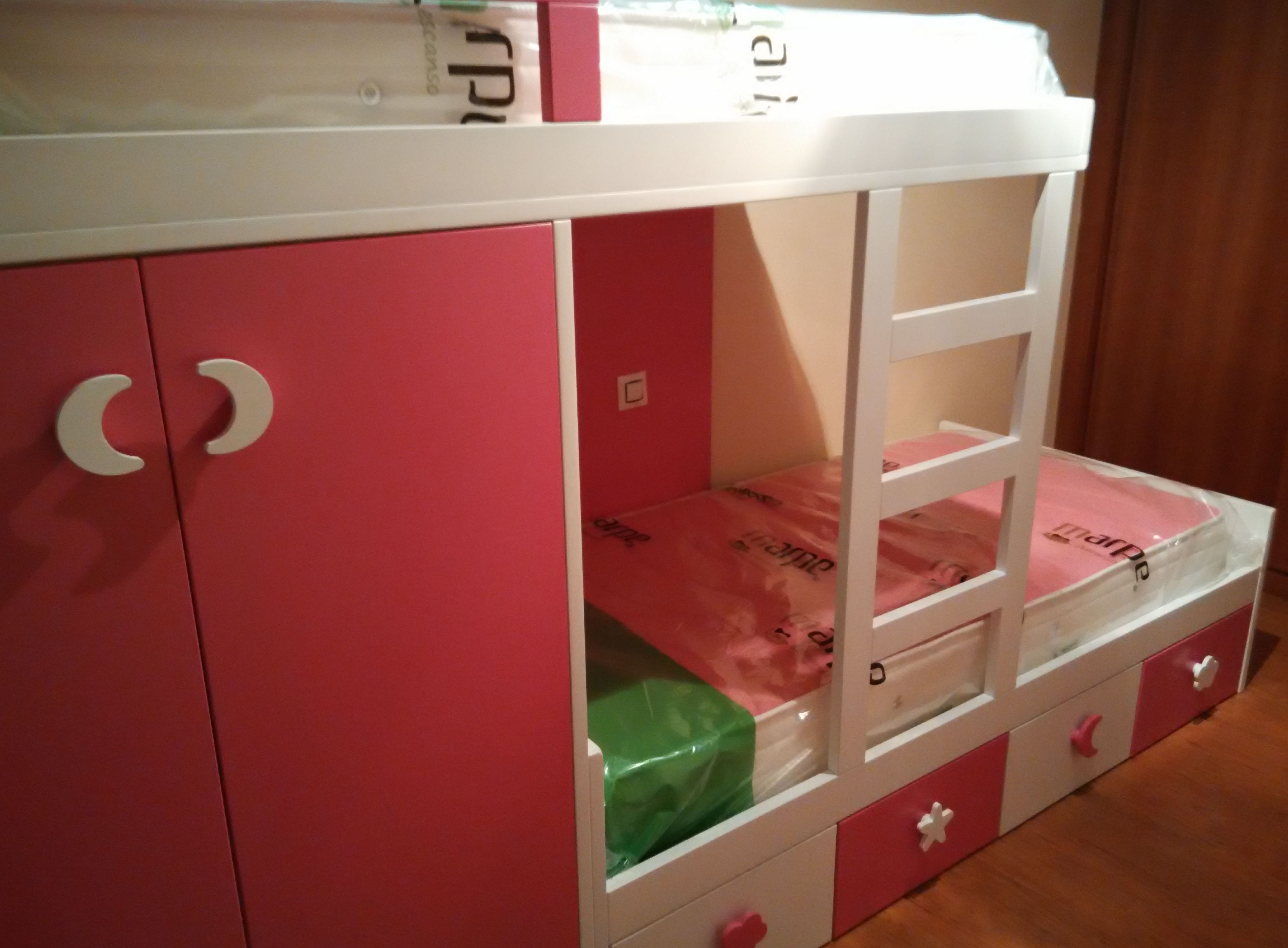 Dormitorio con cama tren mod. fresa y nata Dormitorio con cama tren mod. fresa y nata