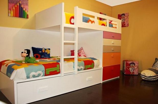 Cama tren litera lacada en blanco y combinada en varios colores. Cama tren litera lacada en blanco y combinada en varios colores.
