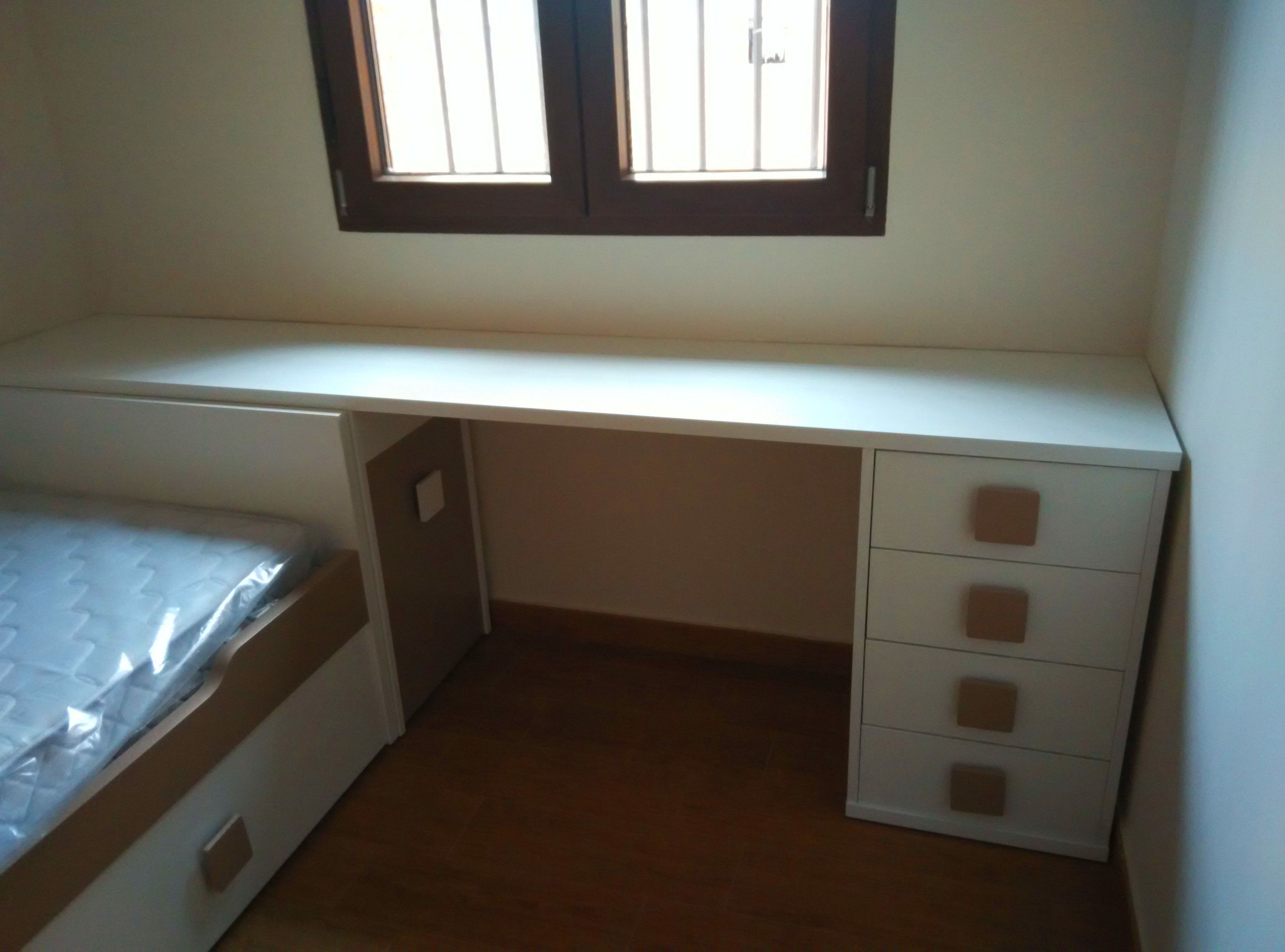 Mesa de estudio, dormitorio juvenil. Mesa de estudio, dormitorio juvenil.