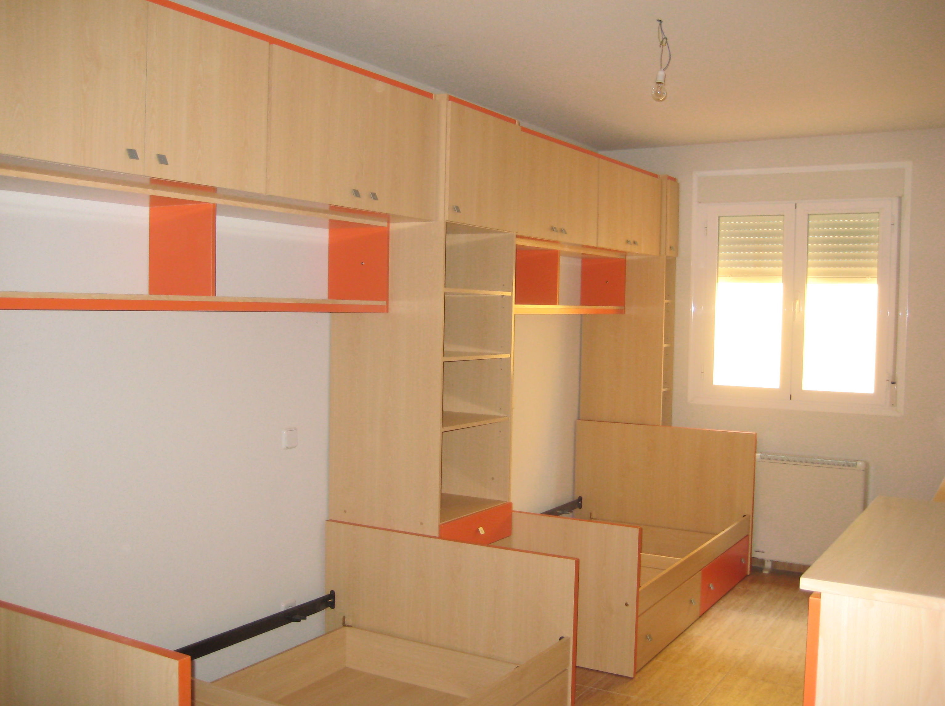 Dormitorio tipo puente, camas con cajones de gran capacidad. Dormitorio tipo puente, camas con cajones de gran capacidad.