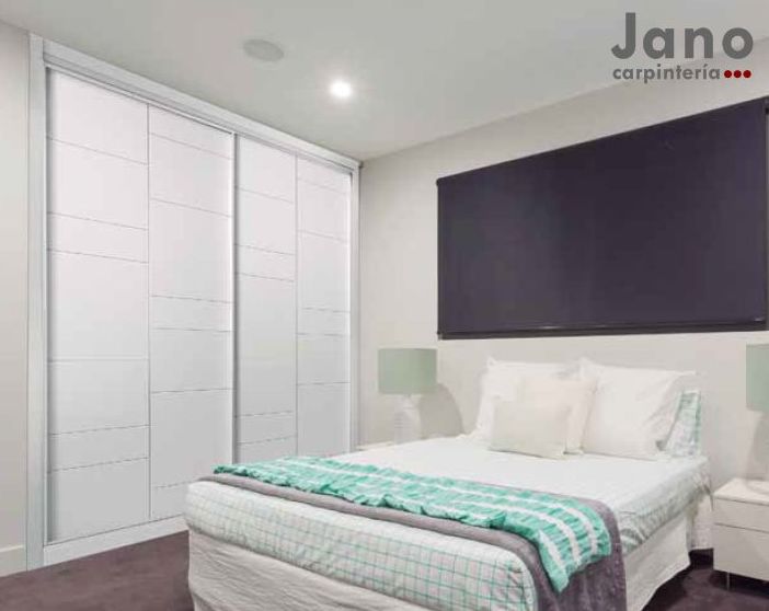 Modelo 941 Precioso armario a medida con puertas deslizantes ranurado lacado en blanco Modelo 941 Precioso armario a medida con puertas deslizantes ranurado lacado en blanco