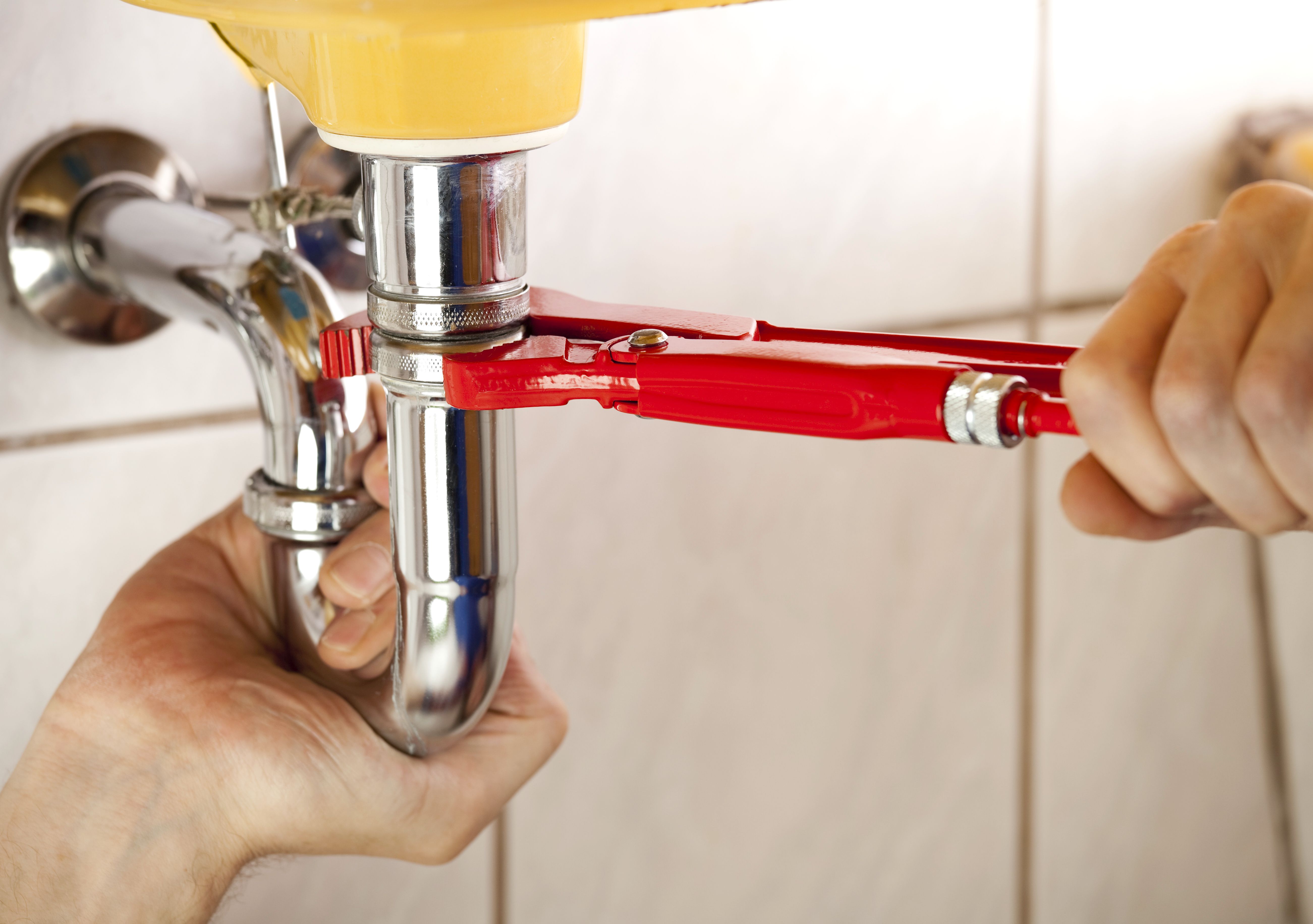 Urgencias 24 h en fontanería y electricidad: Servicios de Construcciones y Reformas Luis Urgencias 24 h en fontanería y electricidad: Servicios de Construcciones y Reformas Luis