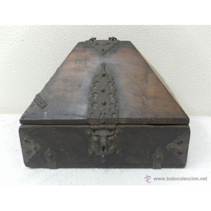 Caja con herrajes. Siglo XV / XVI: Catálogo de Antiga Compra-Venta