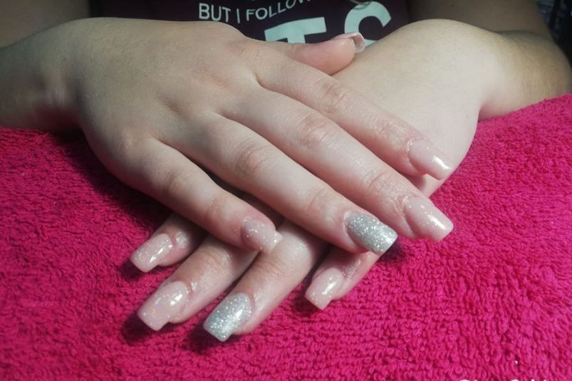 Acrílico de uñas: Servicios de Maki Estilistas Hair & Beauty Acrílico de uñas: Servicios de Maki Estilistas Hair & Beauty
