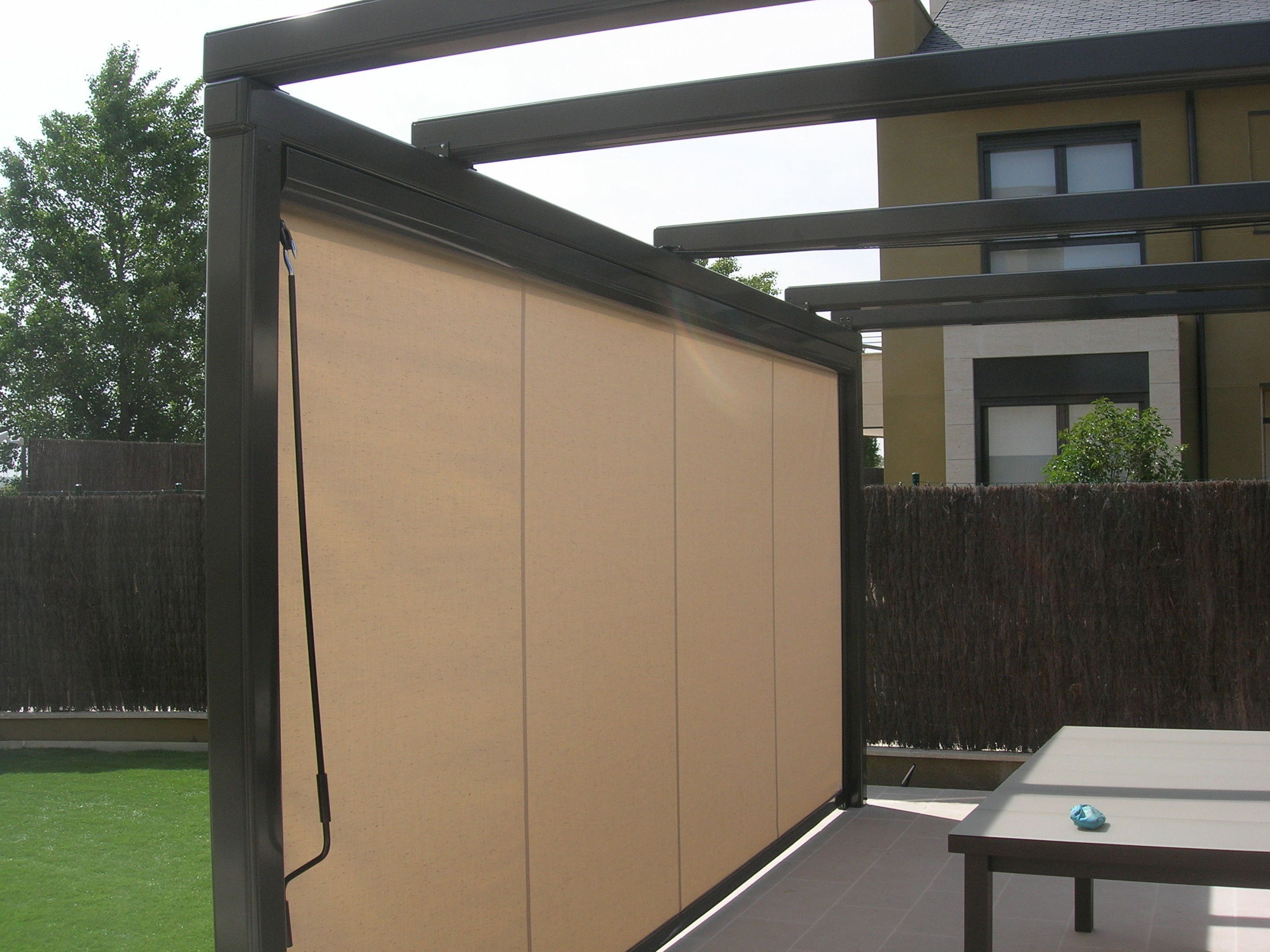 Toldo vertical con cofre y guías con cremallera Toldo vertical con cofre y guías con cremallera