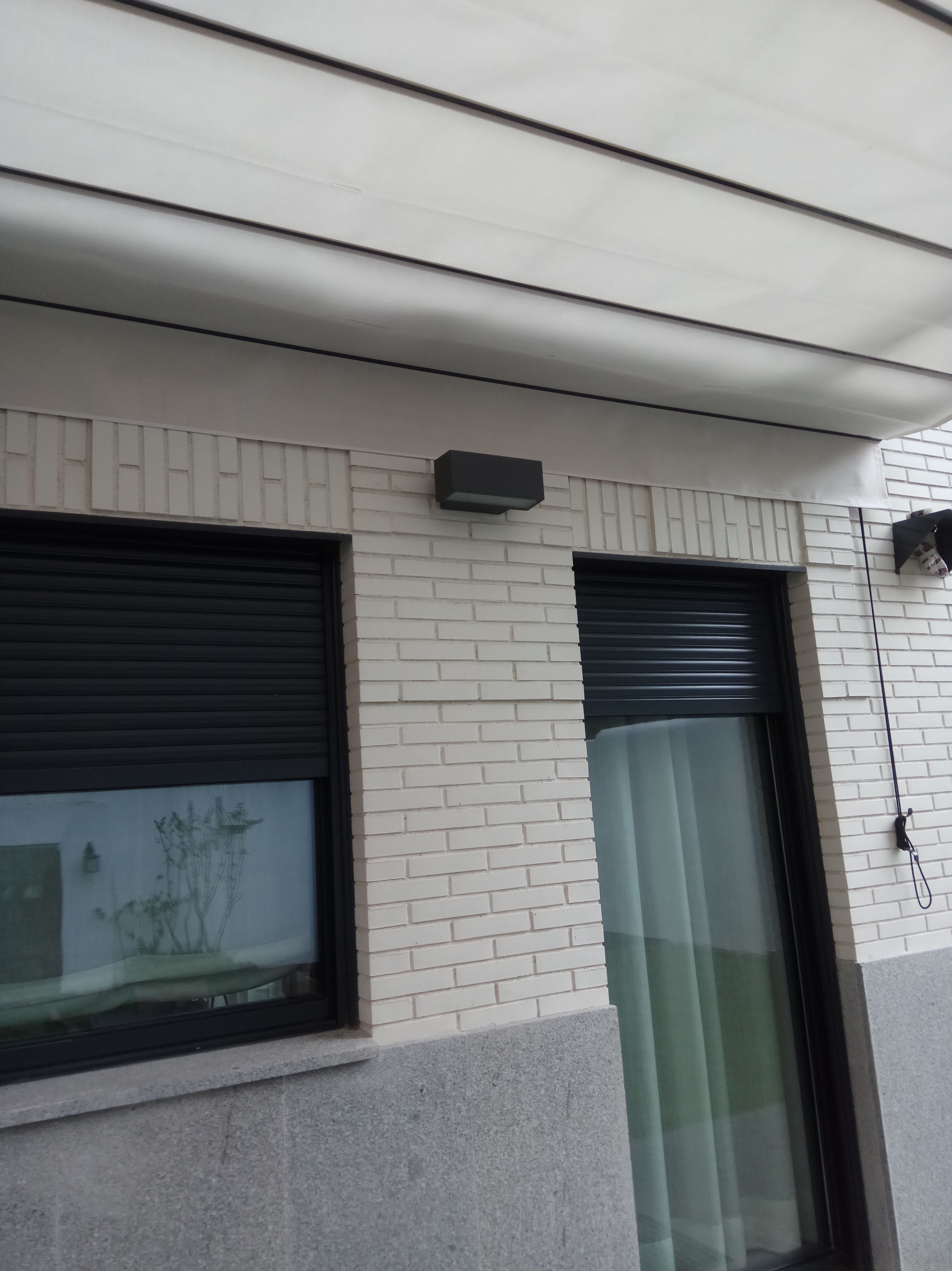 Detalle de colgante trasero acabado en recto para tapar tiro de cuerdas Detalle de colgante trasero acabado en recto para tapar tiro de cuerdas