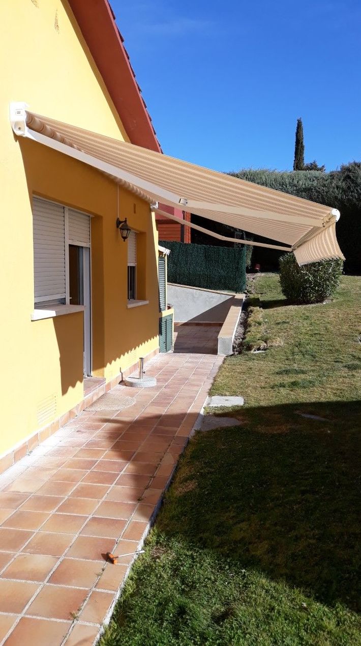 Toldo extensible motorizado lona soldada Instalado en Algete Toldo extensible motorizado lona soldada Instalado en Algete